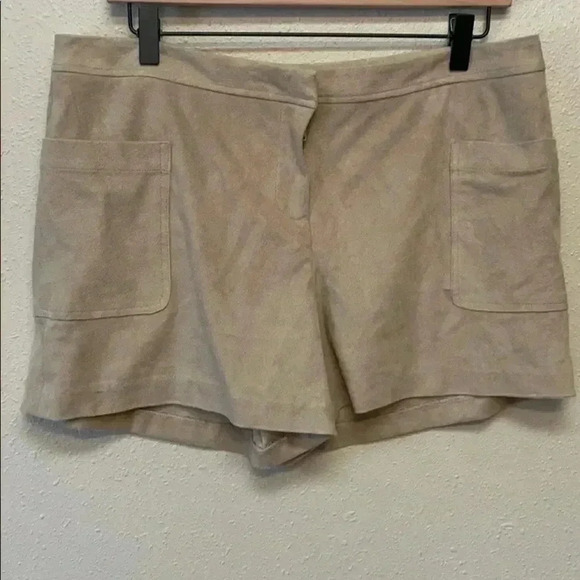 VINCE CAMUTO Women’s Shorts - Picture 1 of 5